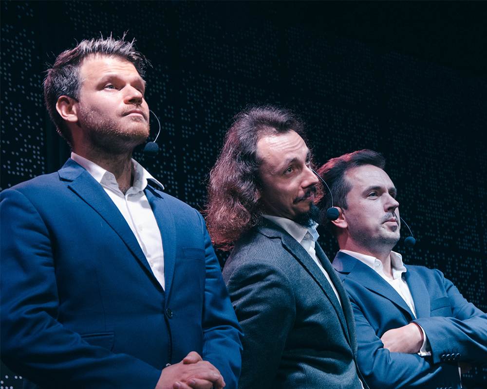 Grupa w strojach wieczorowych